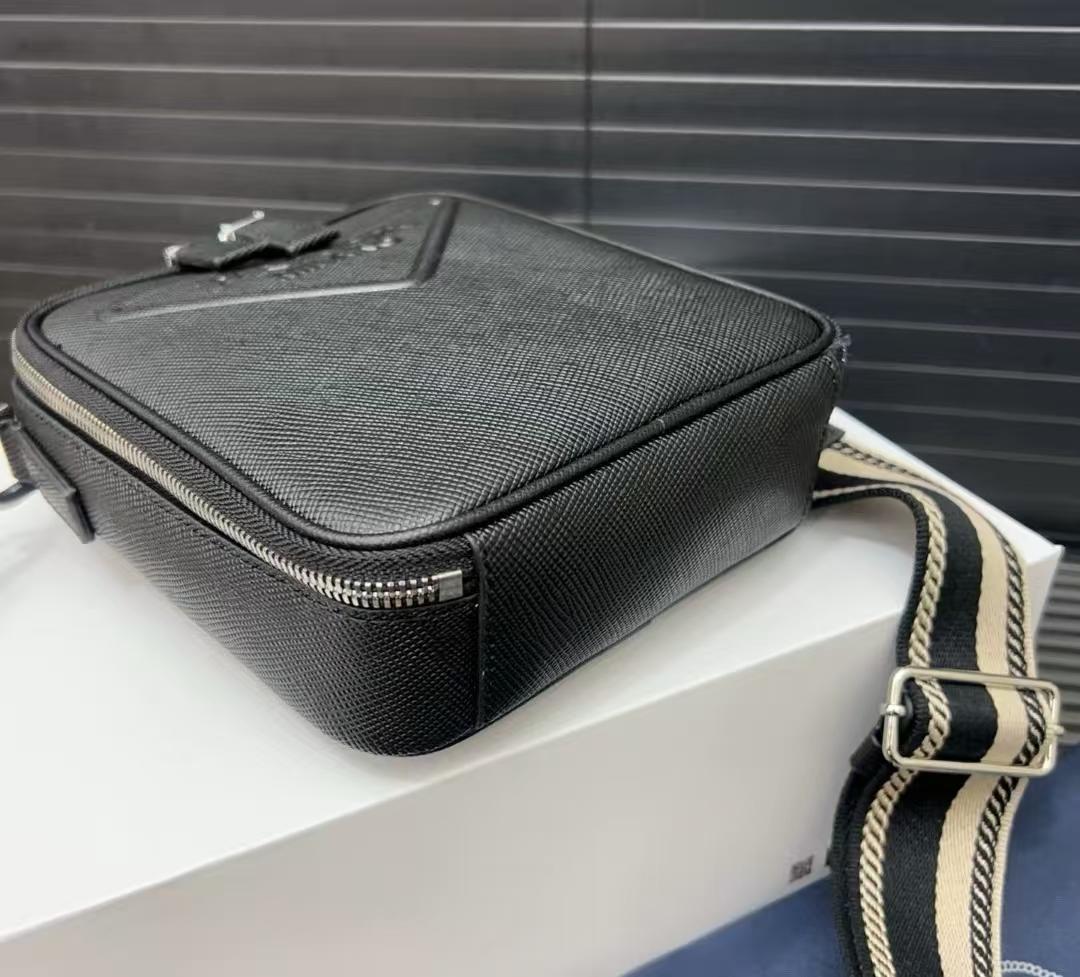 PRADA ブラック レザー ショルダーバッグ