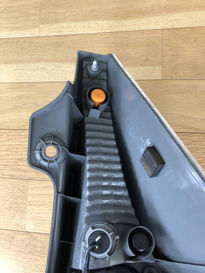 アクア　NHP10 前期テールランプ左側