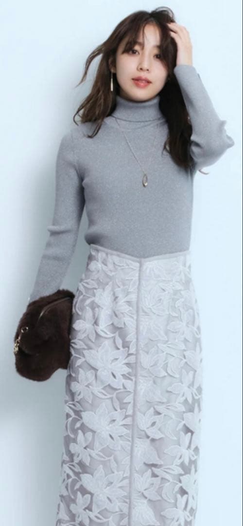 今期 ジャスグリッティー モール刺しゅうタイトスカート ライトグレーS JUSGLITTY