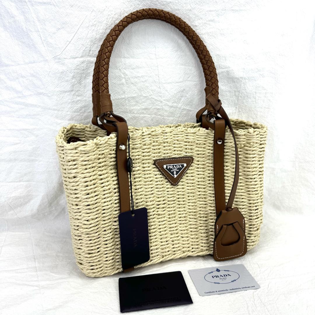 PRADAかごバッグ ベージュ