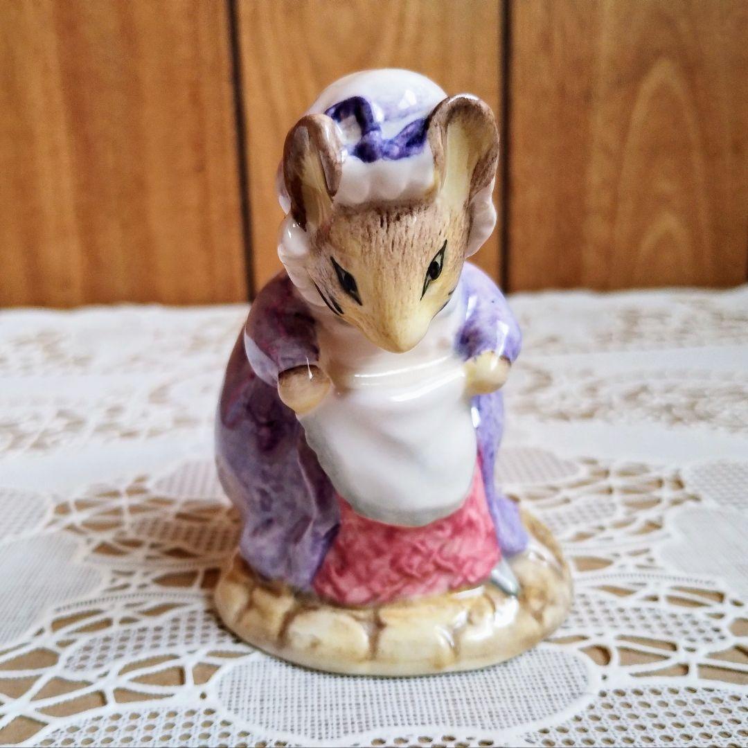 ロイヤルアルバート『お辞儀をするご婦人ねずみ』フィギュリン