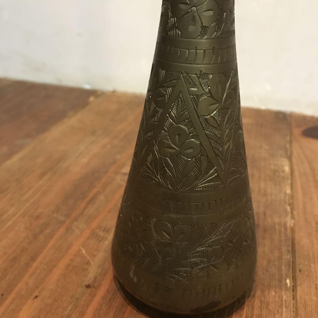 美品　真鍮製　ヴィンテージ　花瓶　彫られた絵柄が素敵な　フラワーベース　丁寧な彫