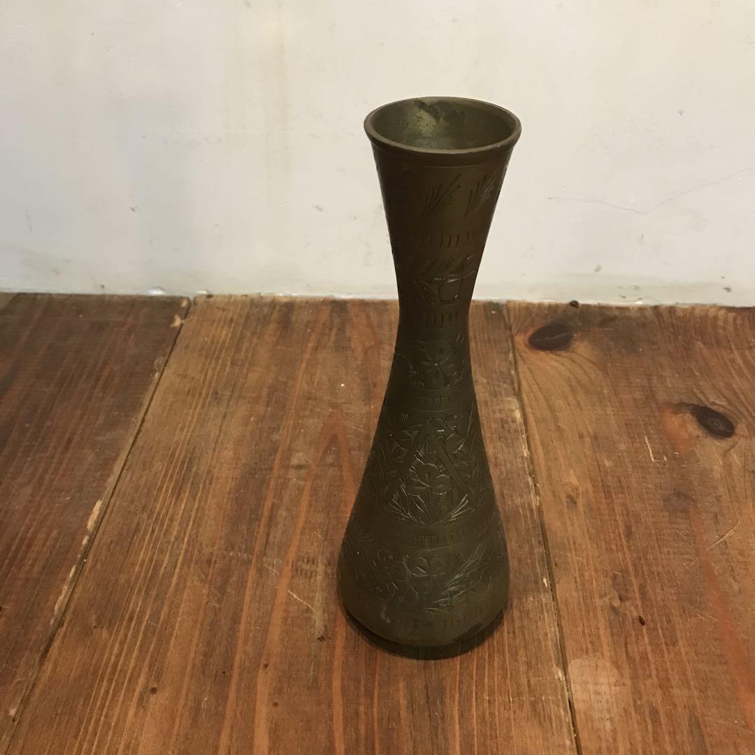 美品　真鍮製　ヴィンテージ　花瓶　彫られた絵柄が素敵な　フラワーベース　丁寧な彫