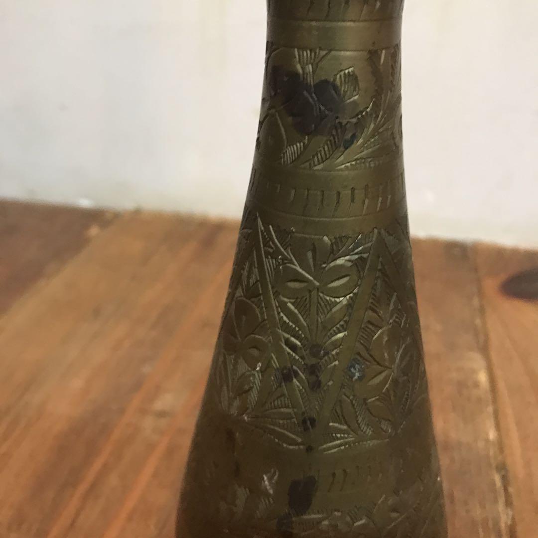 美品　真鍮製　ヴィンテージ　花瓶　彫られた絵柄が素敵な　フラワーベース　丁寧な彫