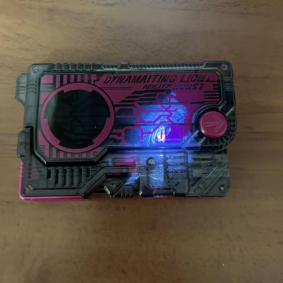 DXダイナマイティングライオン　プログライズキー