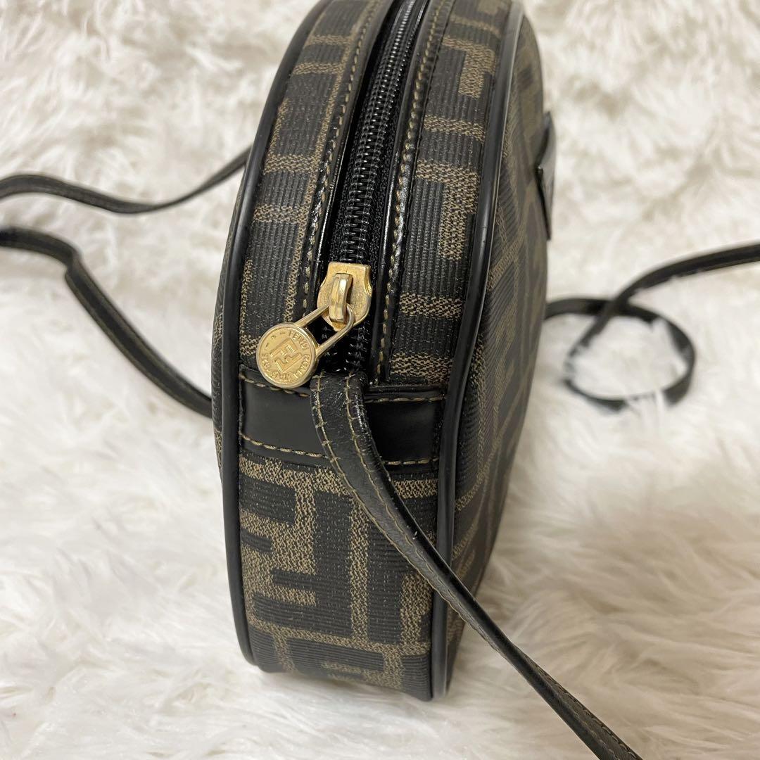 極美品】 FENDI ズッカ 総柄 ショルダーバッグ カメラバッグ ミニ 極美品】 FENDI ズッカ 総柄 ショルダーバッグ カメラバッグ ミニ