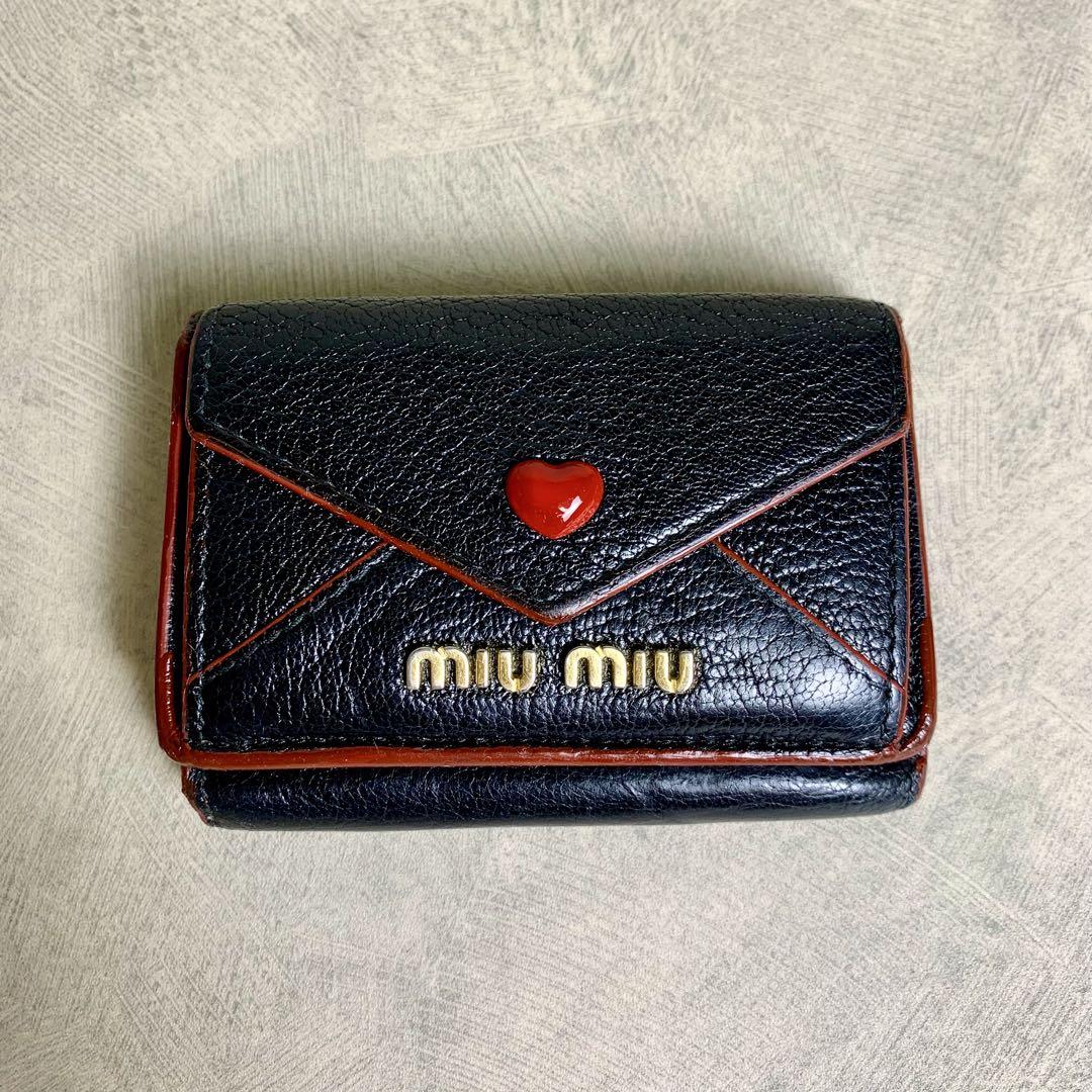miumiu マドラス ラブレター 三つ折り財布 ブラック ハート　ロゴ金具