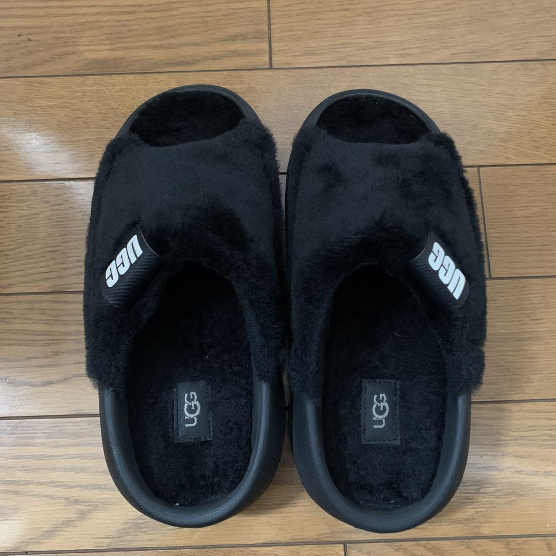 UGG ブラック フリース サンダル
