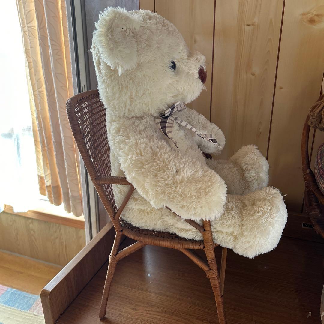 クマのぬいぐるみとイス