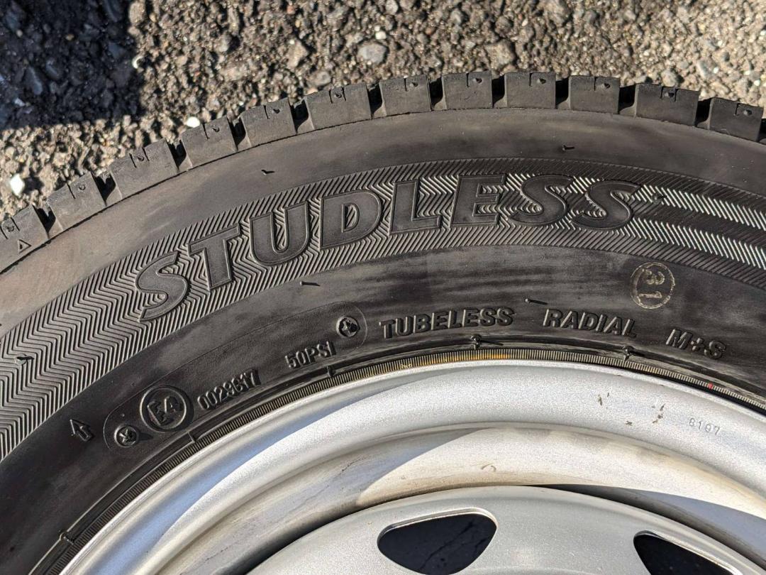 145/80R12LT ブリヂストンスタッドレスタイヤアルミホイル付き4本セット