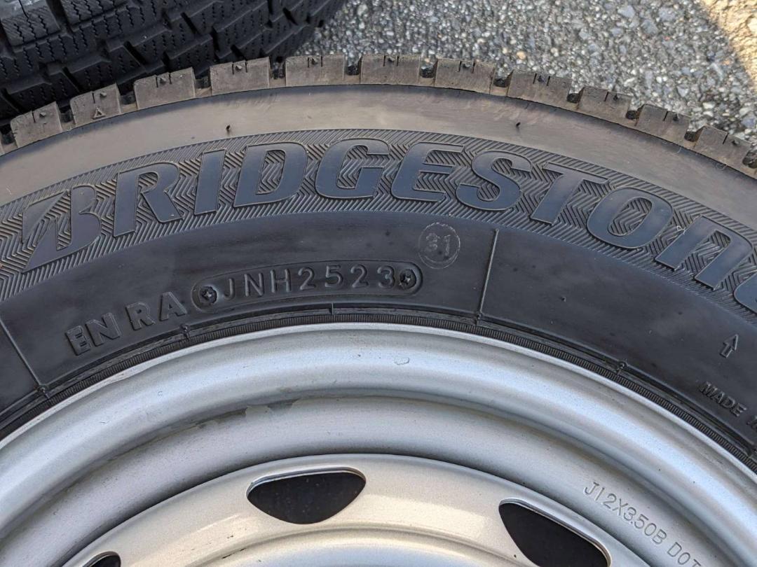 145/80R12LT ブリヂストンスタッドレスタイヤアルミホイル付き4本セット