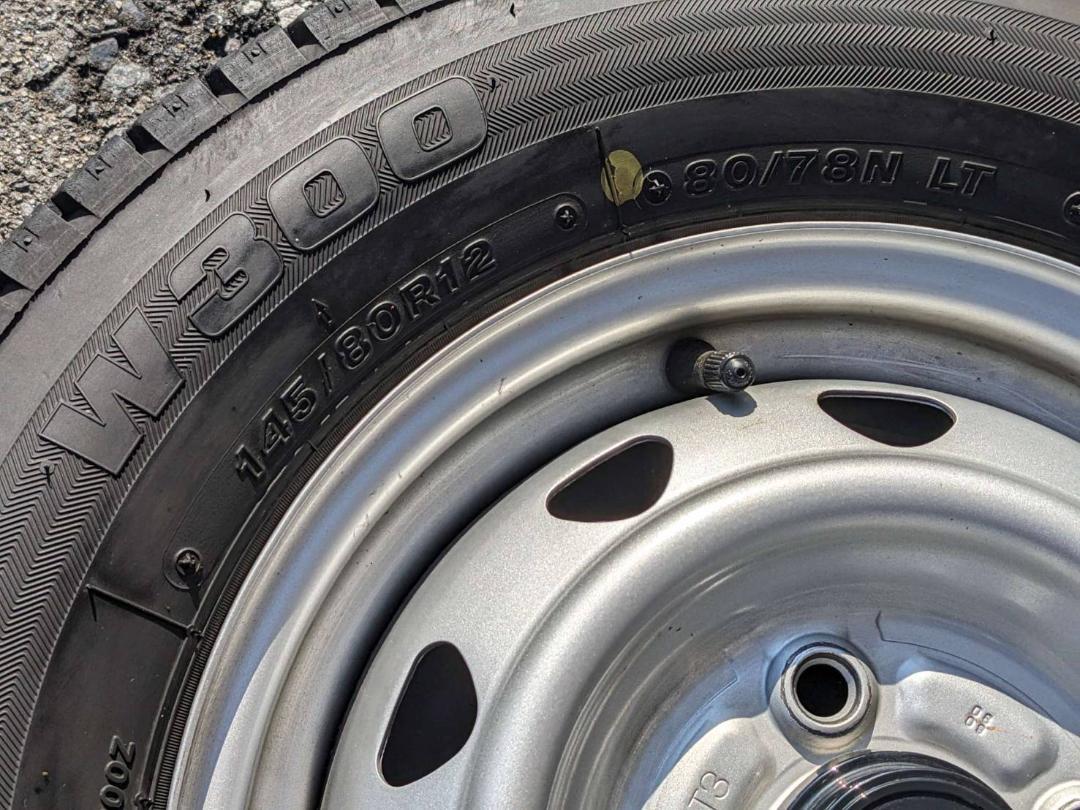 145/80R12LT ブリヂストンスタッドレスタイヤアルミホイル付き4本セット