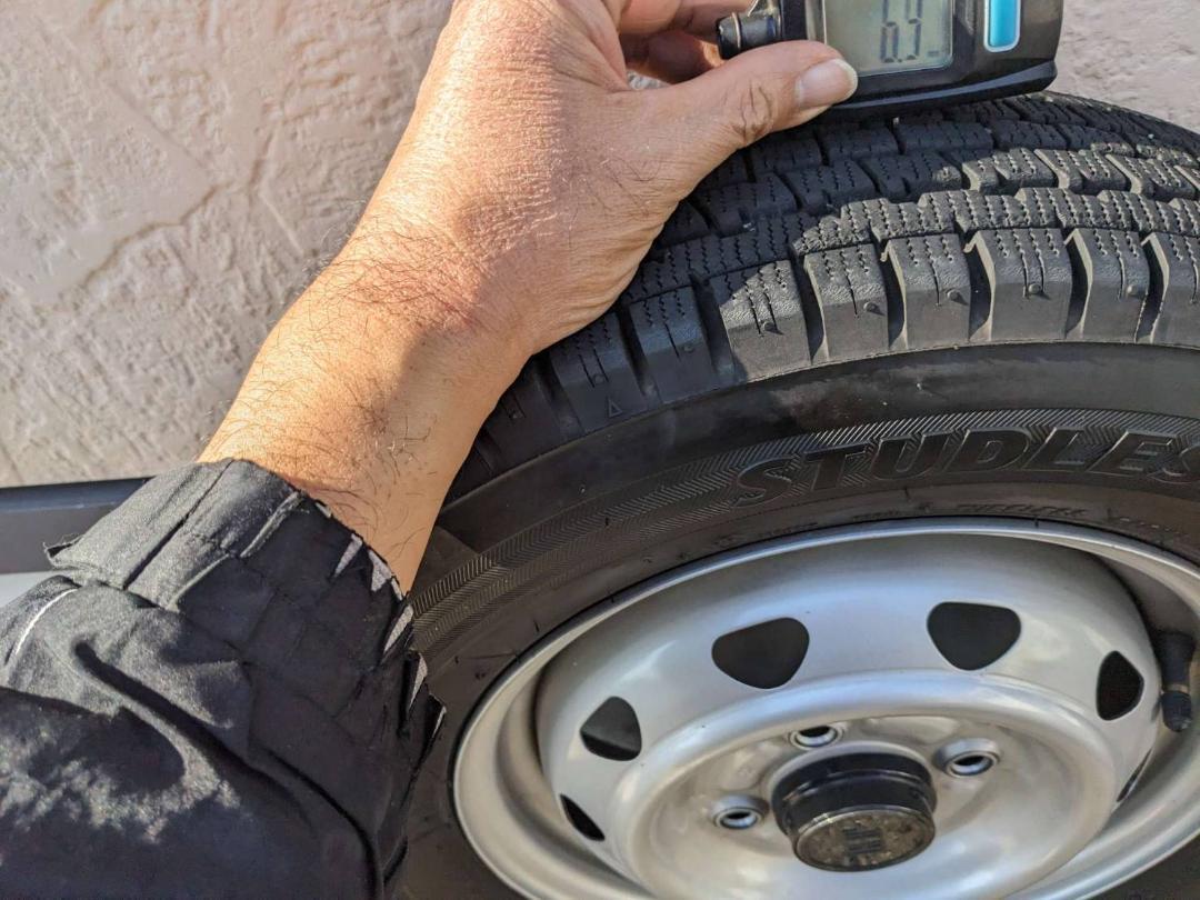 145/80R12LT ブリヂストンスタッドレスタイヤアルミホイル付き4本セット