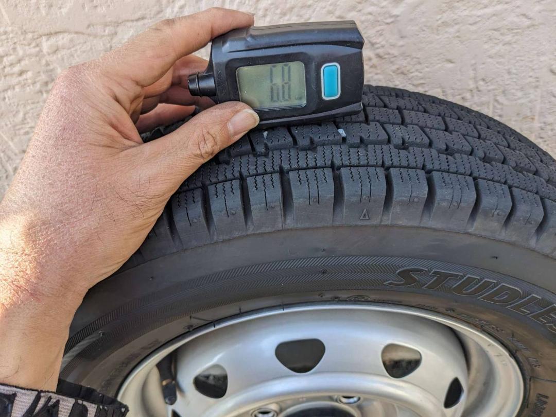 145/80R12LT ブリヂストンスタッドレスタイヤアルミホイル付き4本セット