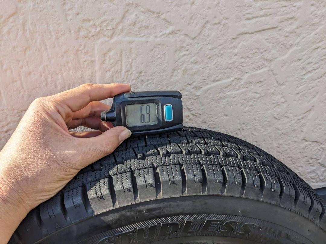 145/80R12LT ブリヂストンスタッドレスタイヤアルミホイル付き4本セット