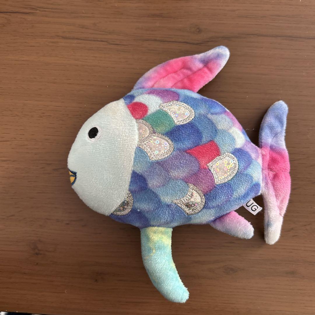 UG にじうお　にじいろのさかな　ぬいぐるみ　魚型ぬいぐるみ マルチカラー