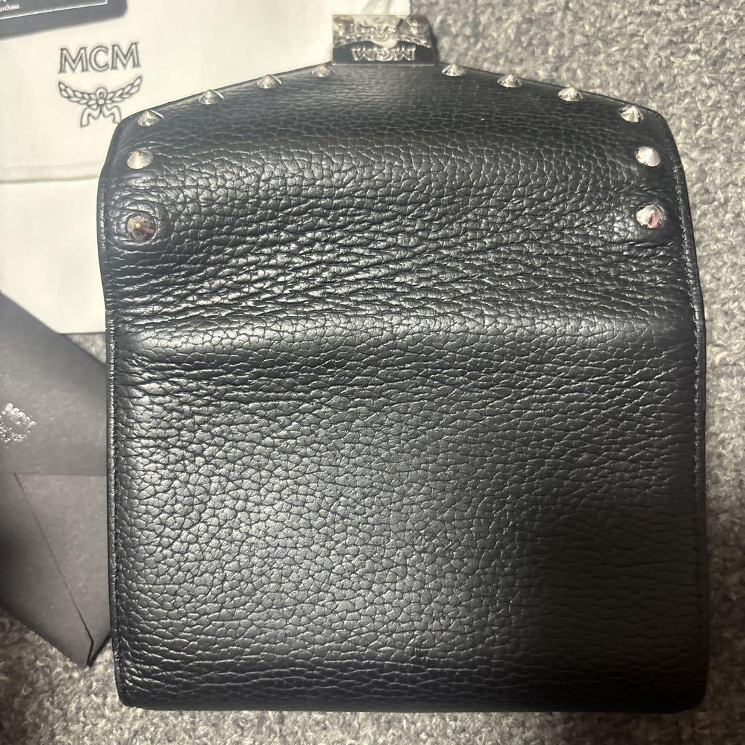 MCM 二つ折り 財布 黒 レザー スタッズ付き