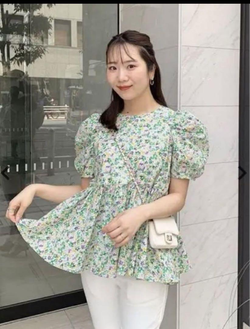 fitmore フィットモア　花柄ペプラムボリュームスリーブトップス　グリーン