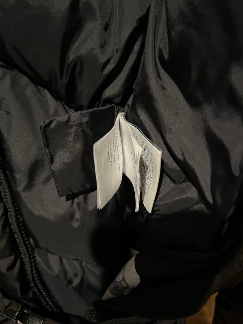 MONCLER ブラックダウンジャケット ファー付き MONCLER ブラックダウンジャケット ファー付き