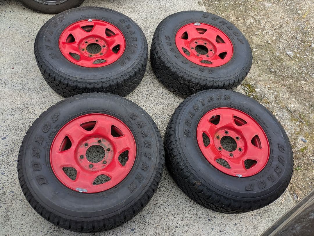 FMDハイラックストラックのタイヤホイールセットです。