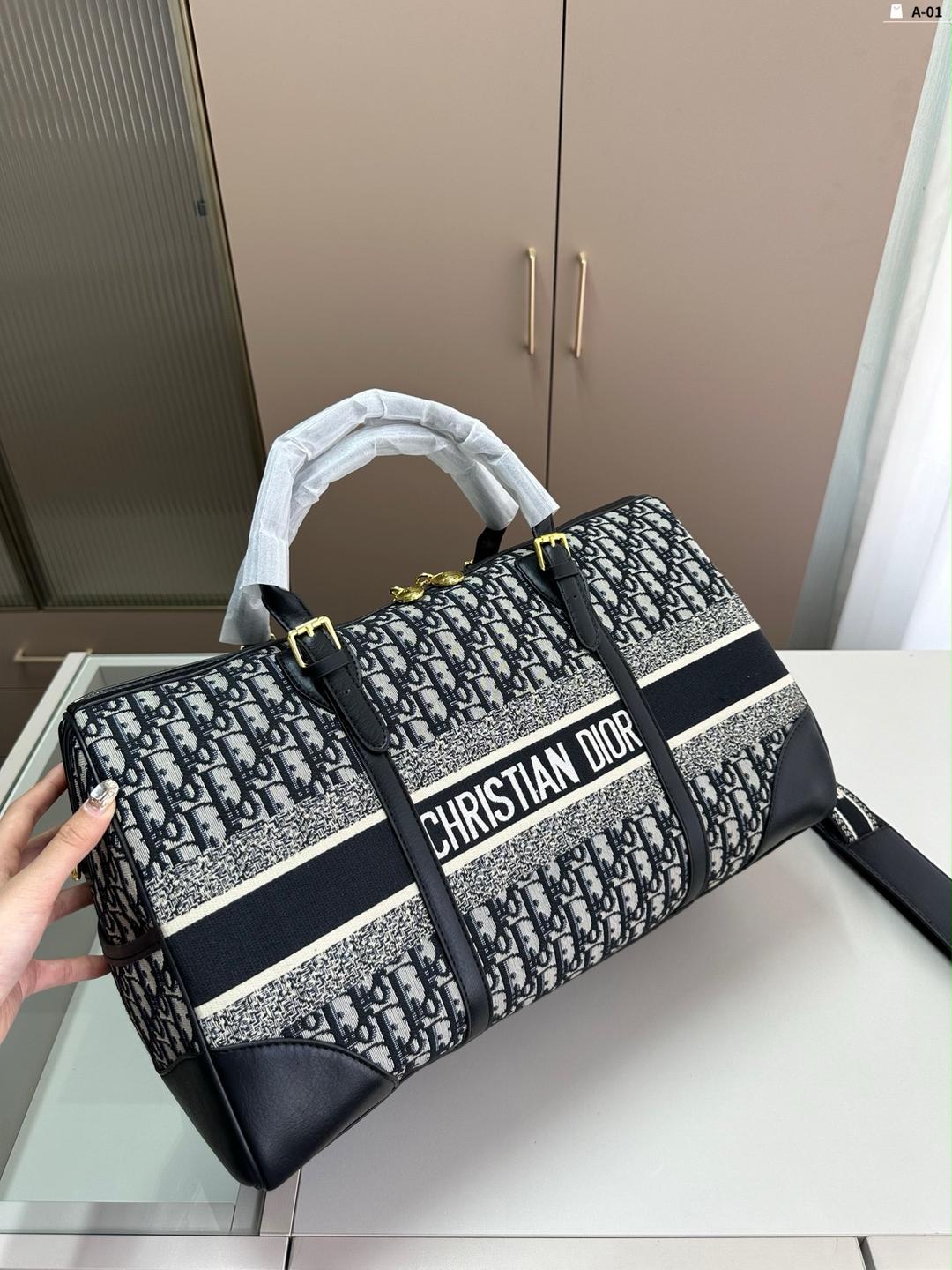 ディオールのレトロ刺繍入りピロー型トラベルバッグ