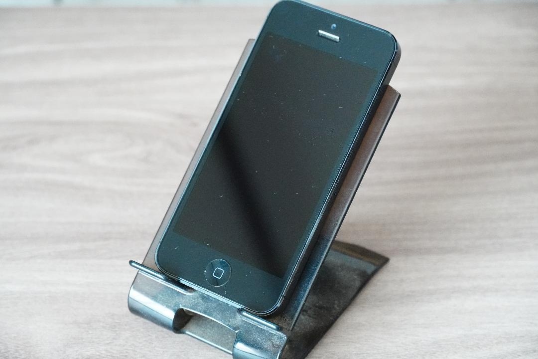 【中古品】iPhone5 au 16GB