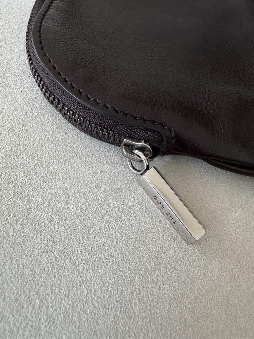 THE ROW EW CIRCLE POUCH （ダークブラウン）
