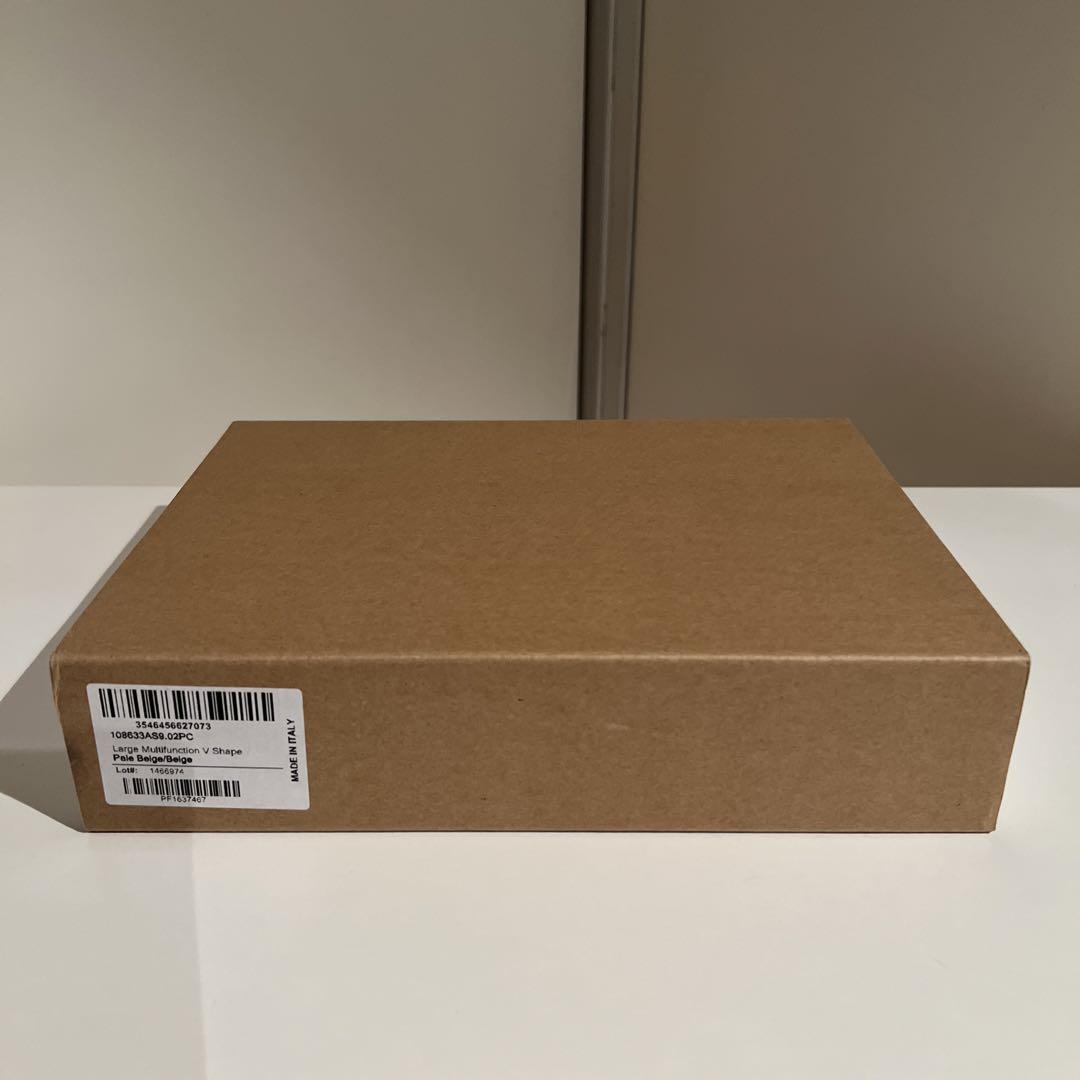 【2025A/W新作★送料無料】 CELINE】V字型 光沢レザー 長財布 小物