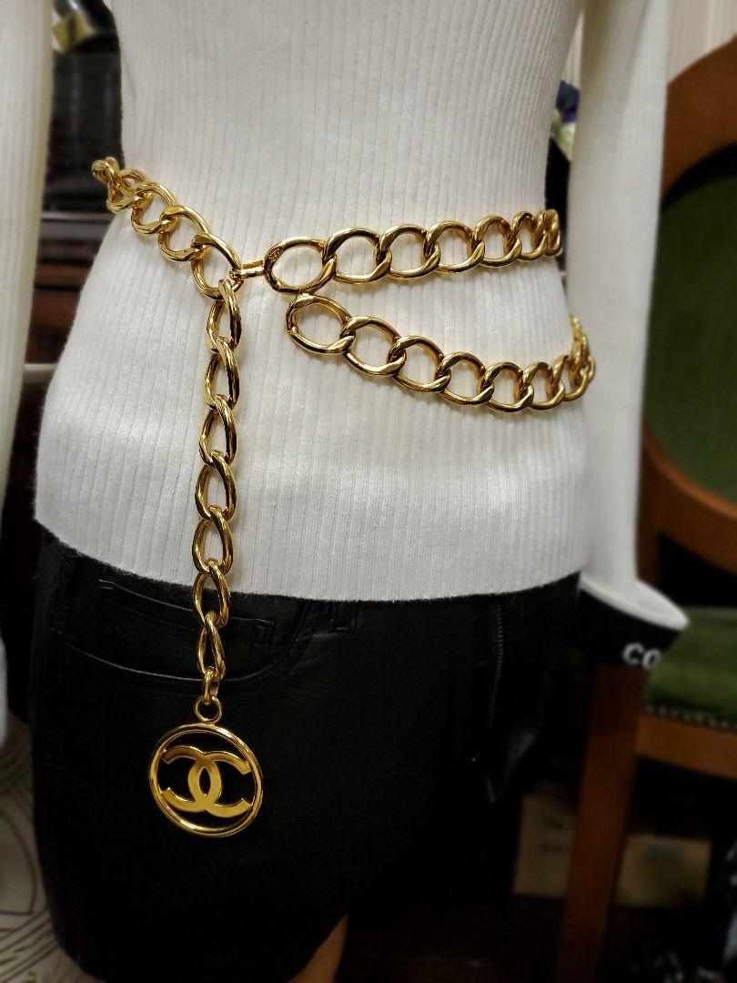 CHANEL ゴールドチェーンベルト ロゴチャーム付き