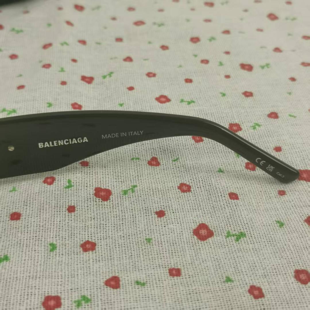 Balenciaga ブラックサングラス ゴールドロゴ