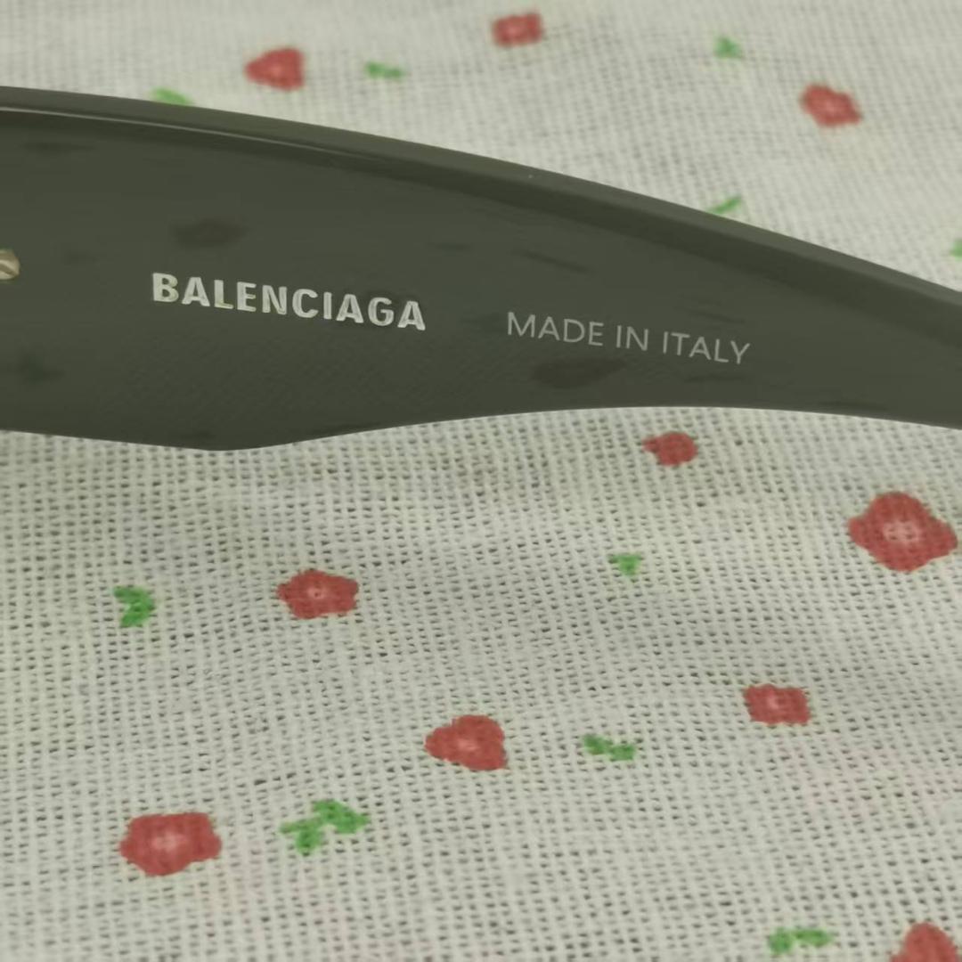 Balenciaga ブラックサングラス ゴールドロゴ