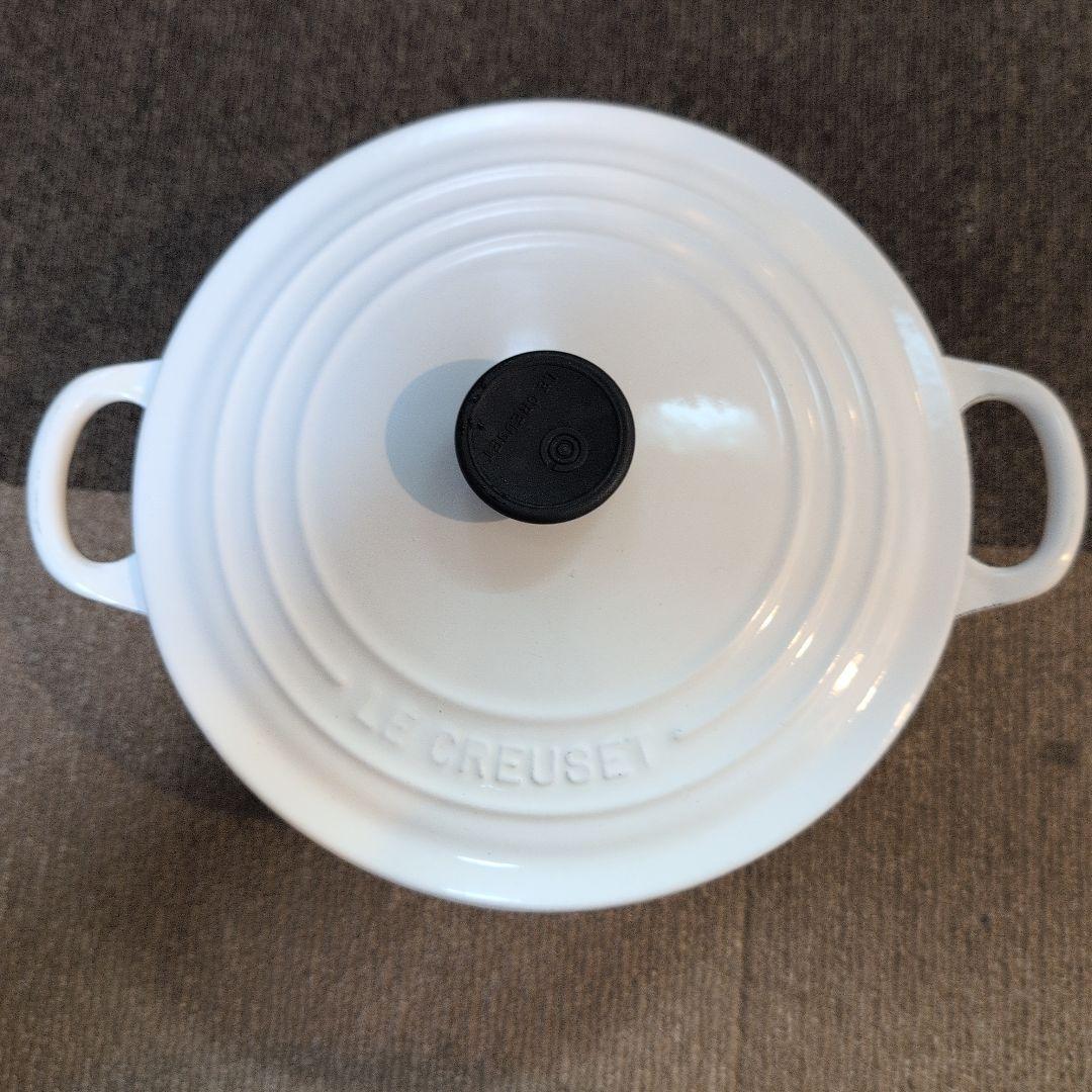 LE CREUSET ホワイト 両手鍋 22センチ最終のお値下げです。 LE CREUSET ホワイト 両手鍋 22センチ最終のお値下げです