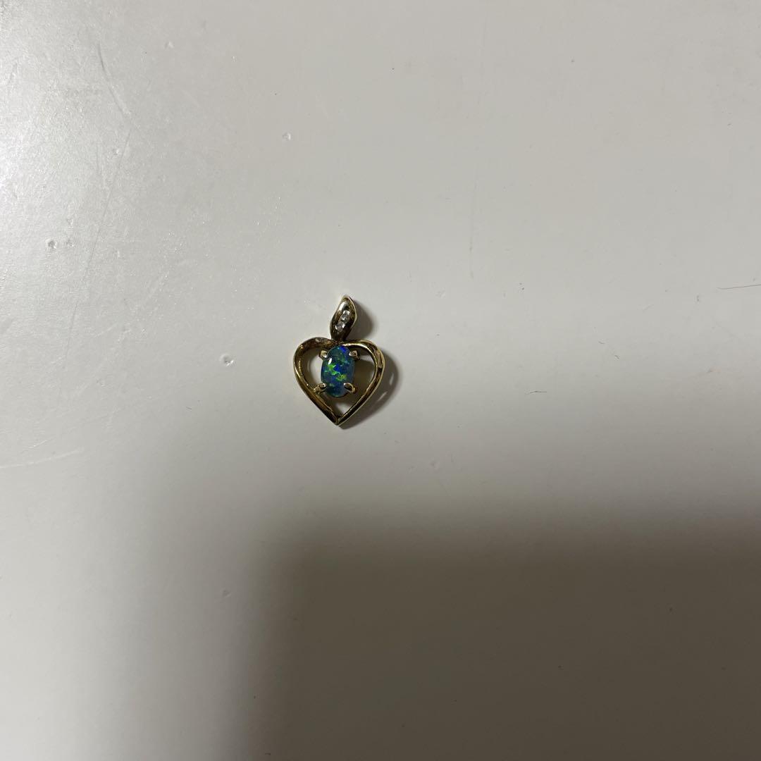 オパール?のペンダントトップ。