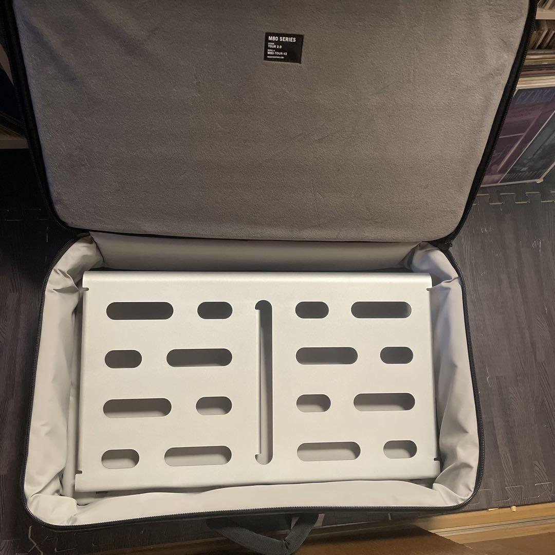 MONO Pedalboard Medium Silver + Tour Accessory Case 2.0
