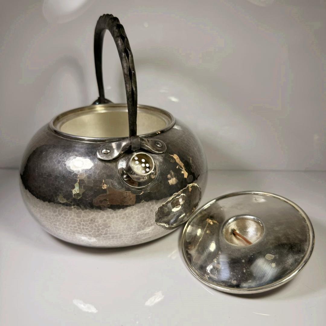 純銀細工 生駒造 槌目 砲口 豆莢鉄手 薬缶 古美術品 銀瓶 煎茶