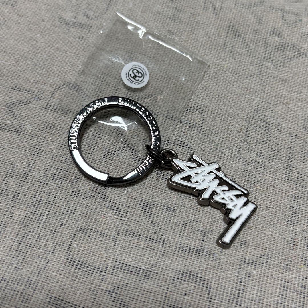 新品 Stüssy シルバー ロゴ キーホルダー - メルカリ