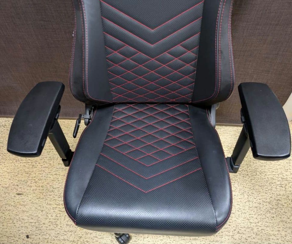 ゲーミングチェア目立った傷や汚れなし