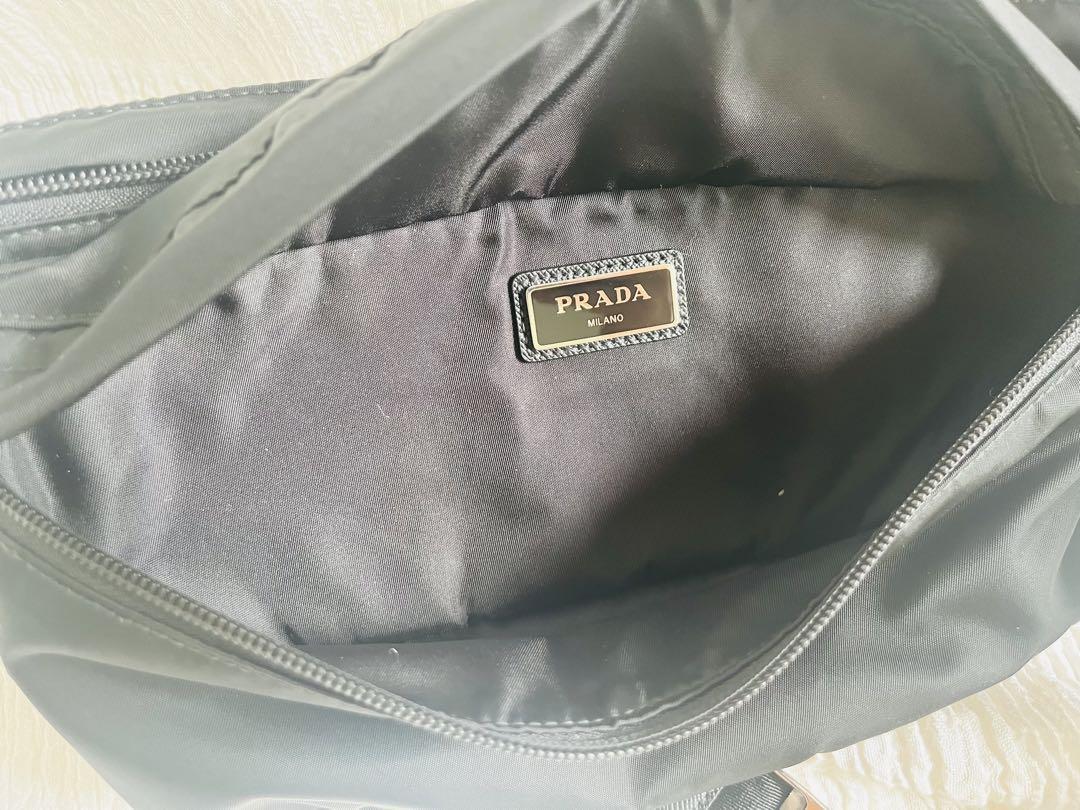 PRADAボディーバッグ