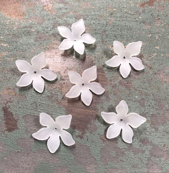 メルカリ 30個 5枚花びらすりガラス風フラワーアクリルビーズ ホワイト 各種パーツ 550 中古や未使用のフリマ メルカリ 30個 5枚花びらすりガラス風フラワーアクリルビーズ ホワイト 各種パーツ 550 中古や未使用のフリマ