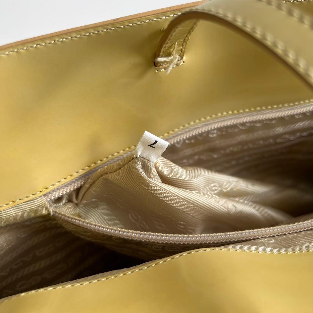 90s PRADA ENAMEL LEATHER TOTE HAND BAG 90s PRADA ENAMEL LEATHER TOTE HAND BAG