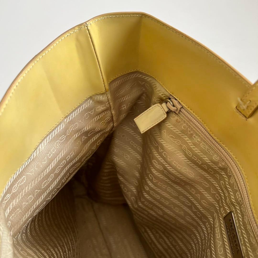 90s PRADA ENAMEL LEATHER TOTE HAND BAG 90s PRADA ENAMEL LEATHER TOTE HAND BAG