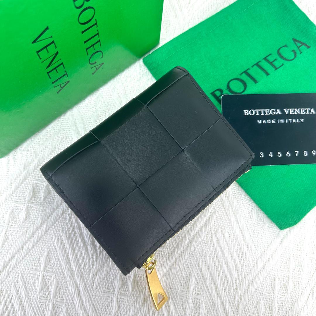 人気ブランドを BOTTEGA VENETA マキシイントレ カセット 二つ折り財布 - メルカリ 小物