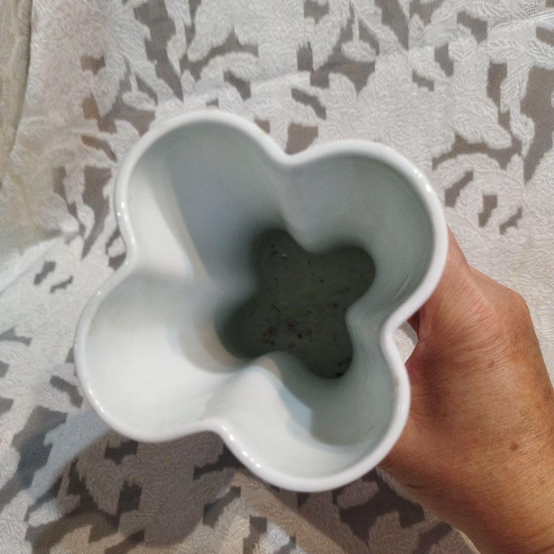 蝶模様の陶器花瓶やや傷や汚れあり
