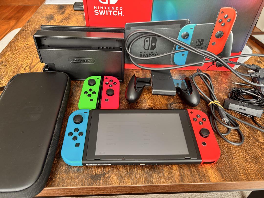 NINTENDO SWITCH本体　キャリングケース　さJoy-Con 付き