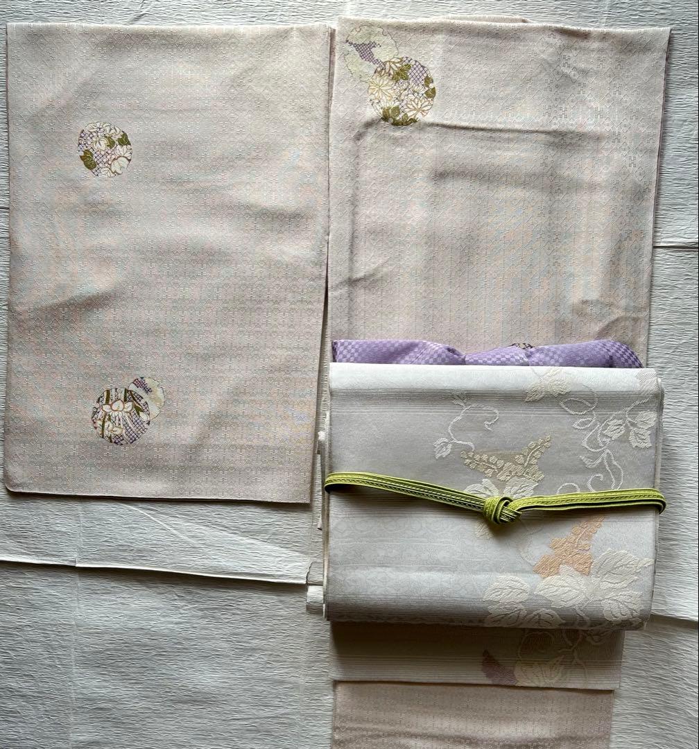 薄いピンクベージュ 小紋 雪輪紋様の中に菖蒲 袷