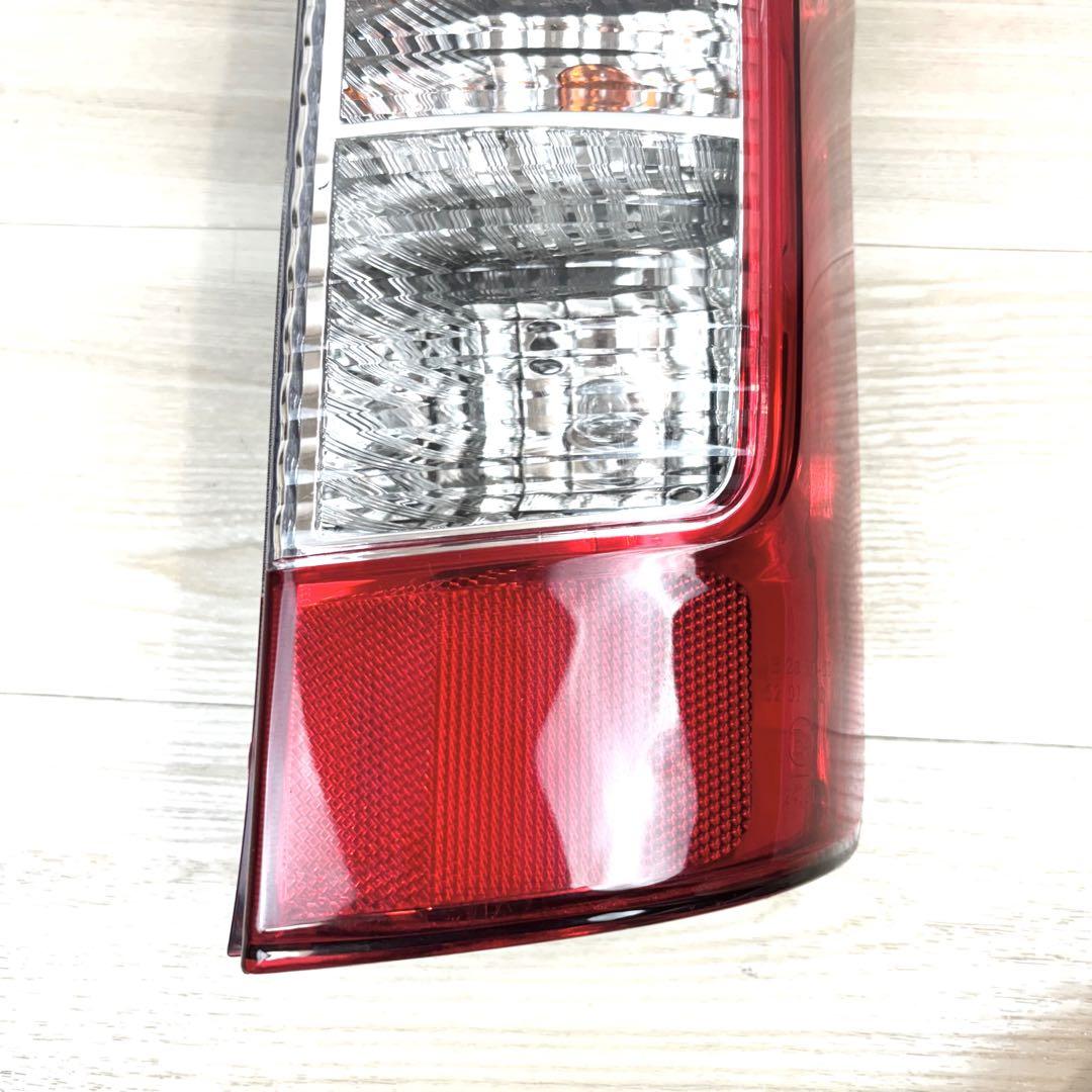 NV350 キャラバン　テールランプ　前期型　日産