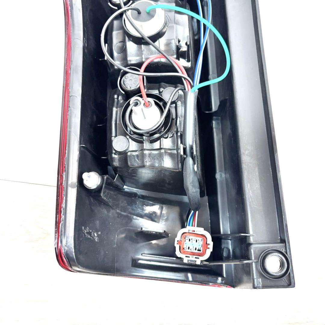 NV350 キャラバン　テールランプ　前期型　日産