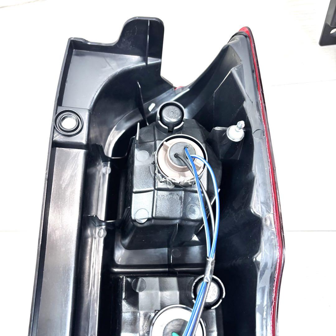 NV350 キャラバン　テールランプ　前期型　日産