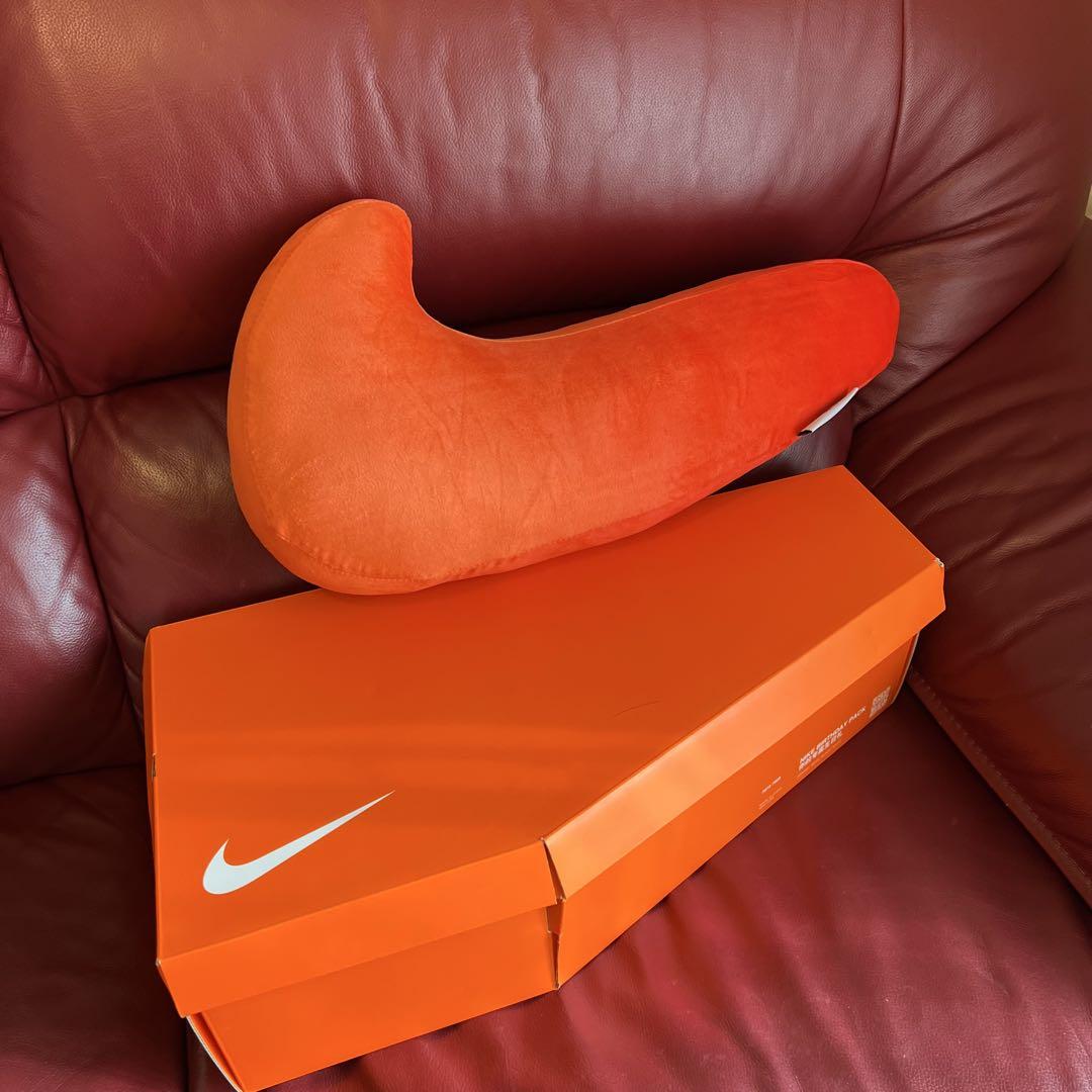 NIKE BIRTHDAY PACK GIANT NIKE SWOOSH PILLOW BLACK 