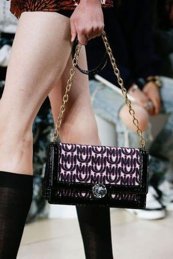miumiuロゴトートバッグ ブラック 美品レア✩.*˚ 安い直売 inspektorat